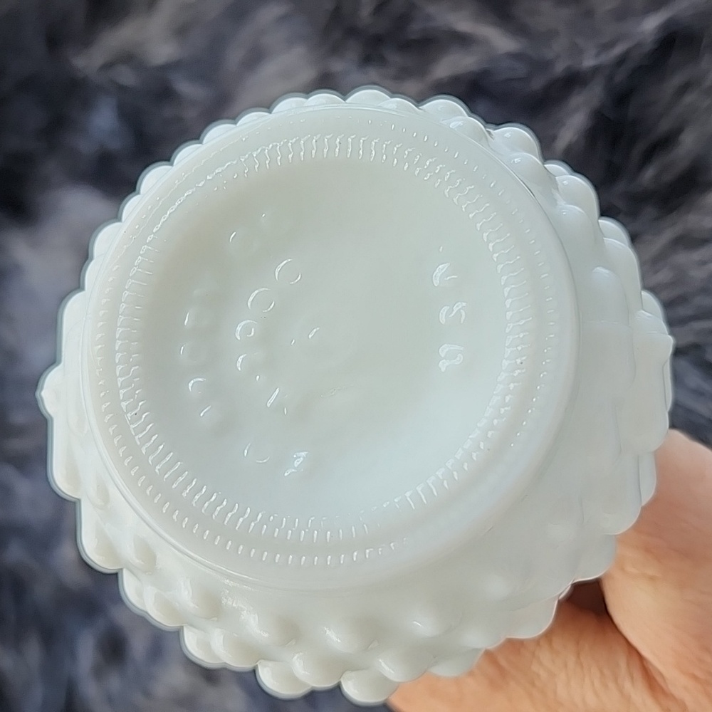 E.O. BRODY CO. VINTAGE MILK GLASS HOBNAIL VASE. - Picture 3 of 6